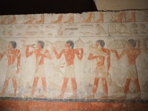 das Grab eines Priesters, samt aufgemalter Lebensgeschichte