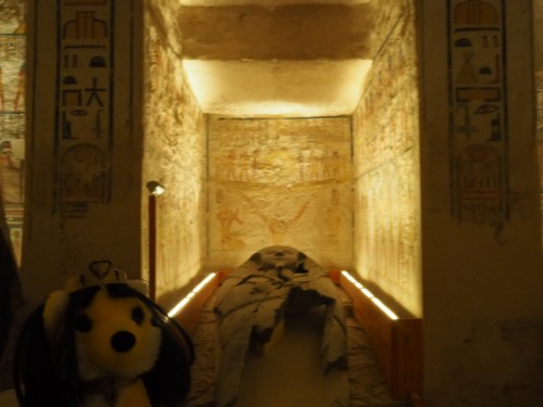 Die Gräber sind reich und bunt verziert im Tal der Könige