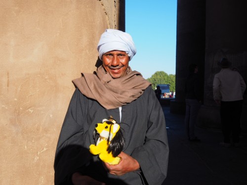 Er war sichtlich verstört, als er Kleopatra halten sollte. Aber für ein klein wenig Bakhschisch wa