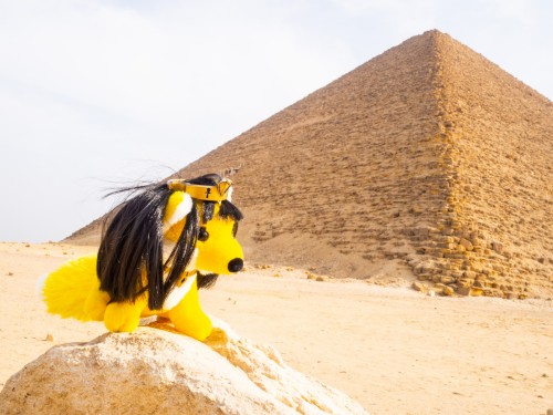 Eine Pyramide aus Rosengranit, und rein darf man da auch